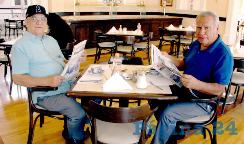 Grupo de personas desayunando.