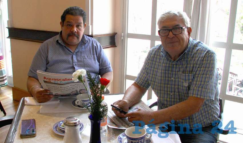 Grupo de personas desayunando.