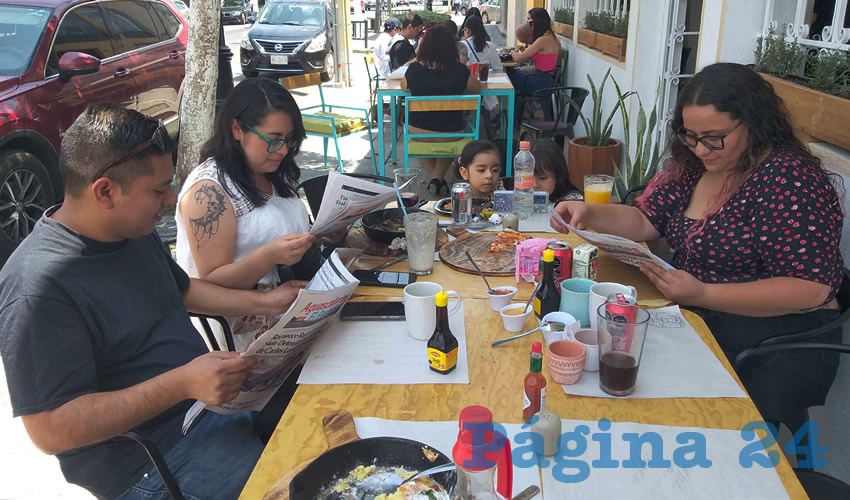 Grupo de personas desayunando.