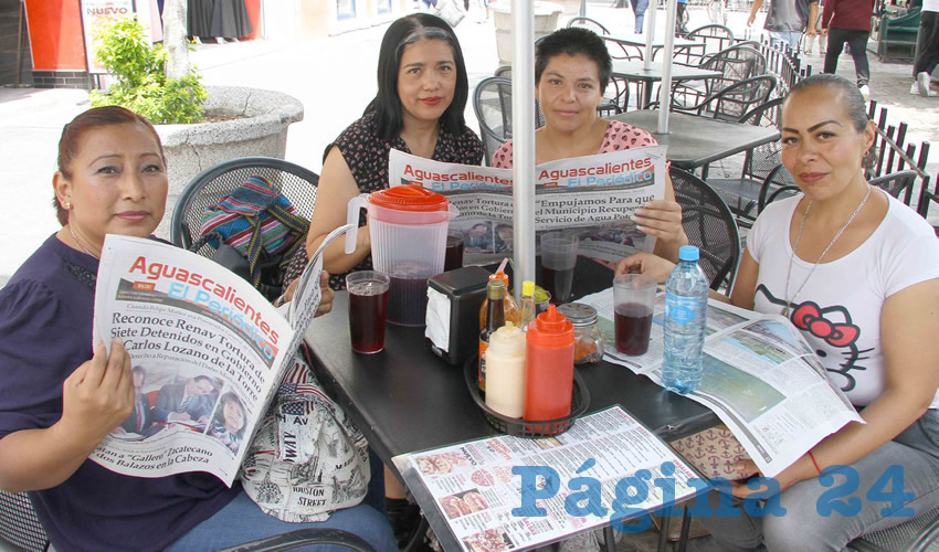 Grupo de personas desayunando.