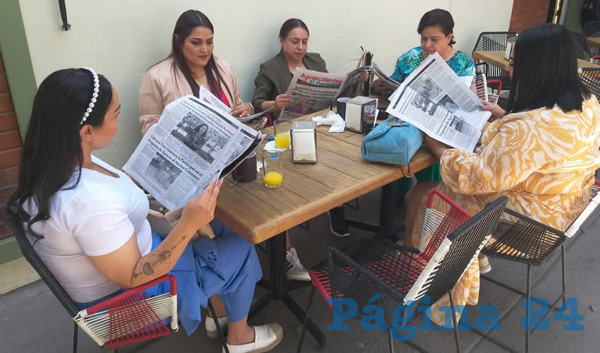 Grupo de personas desayunando.