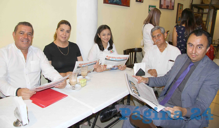 Grupo de personas desayunando.