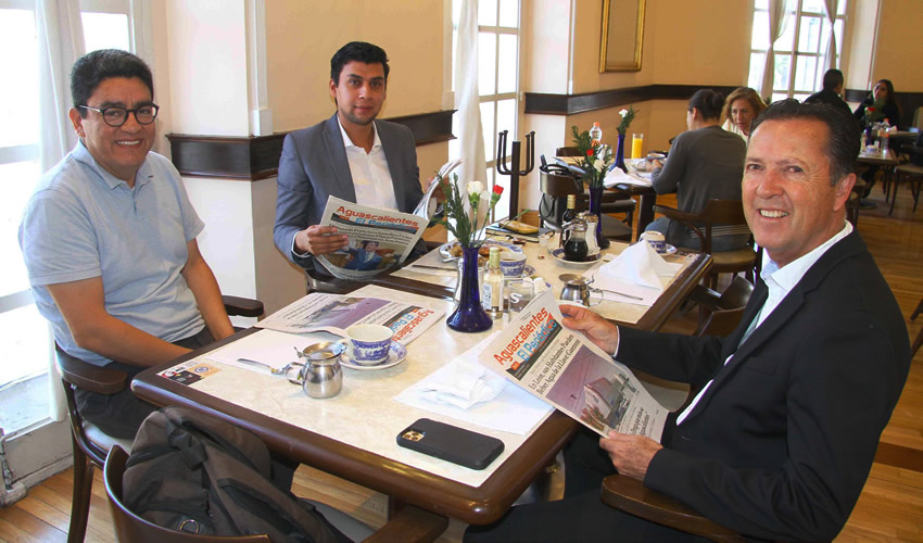 Grupo de personas desayunando.