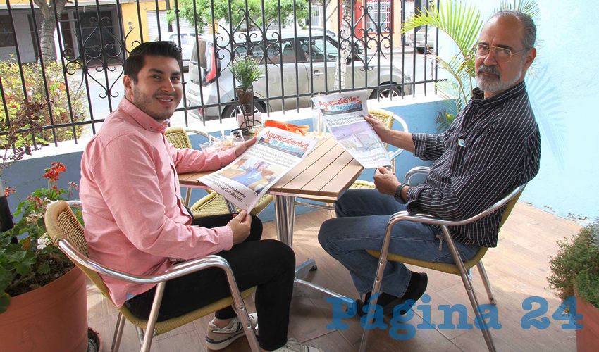 Grupo de personas desayunando.