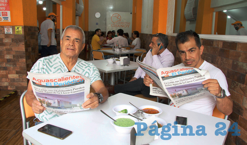 Grupo de personas desayunando.