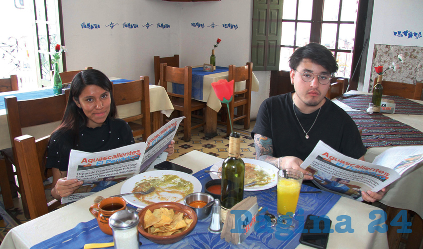 Grupo de personas desayunando.