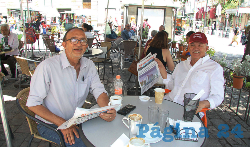 Grupo de personas desayunando.