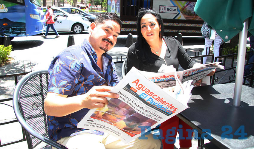 Grupo de personas desayunando.