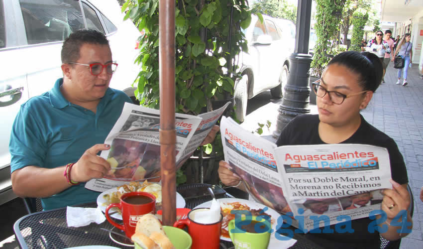 Grupo de personas desayunando.