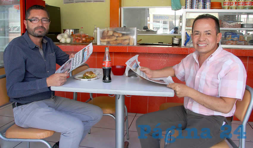 Grupo de personas desayunando.