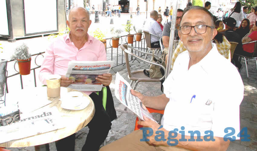 Grupo de personas desayunando.