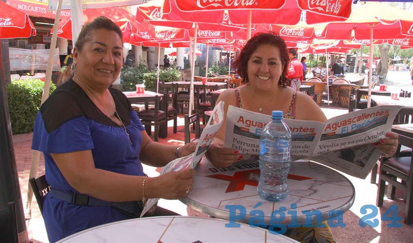 Grupo de personas desayunando.