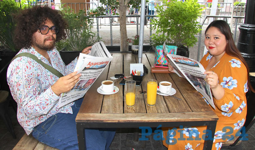 Grupo de personas desayunando.