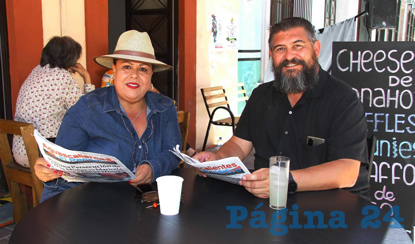 Grupo de personas desayunando.