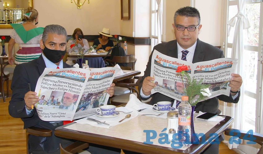 Grupo de personas desayunando.