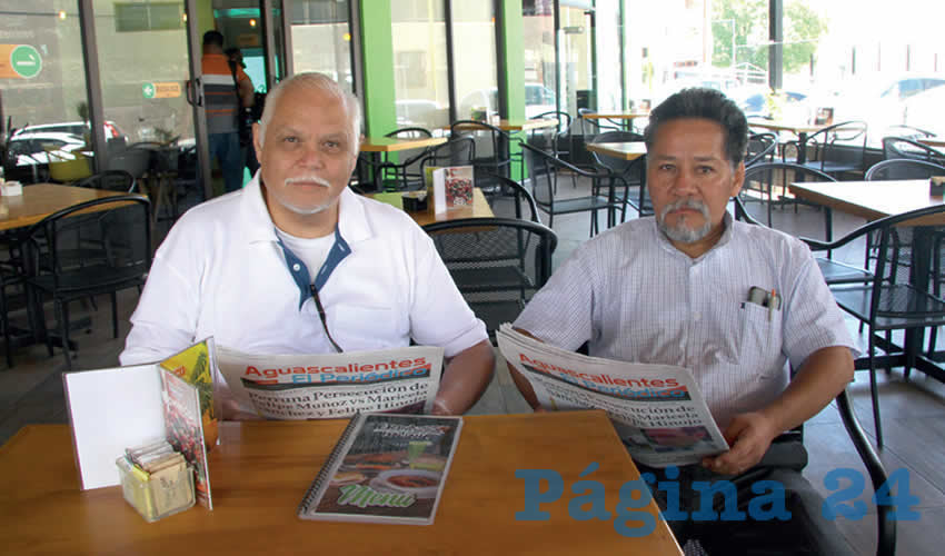 Grupo de personas desayunando.