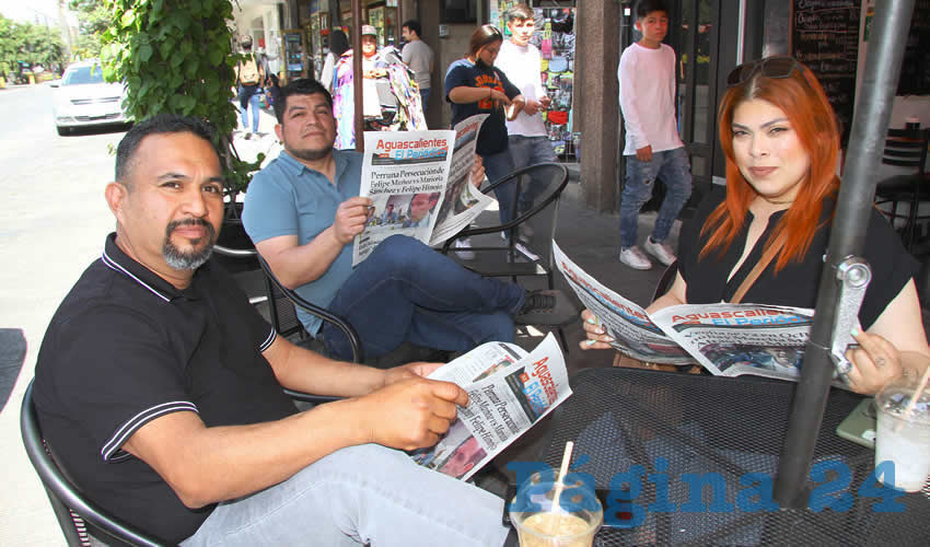 Grupo de personas desayunando.