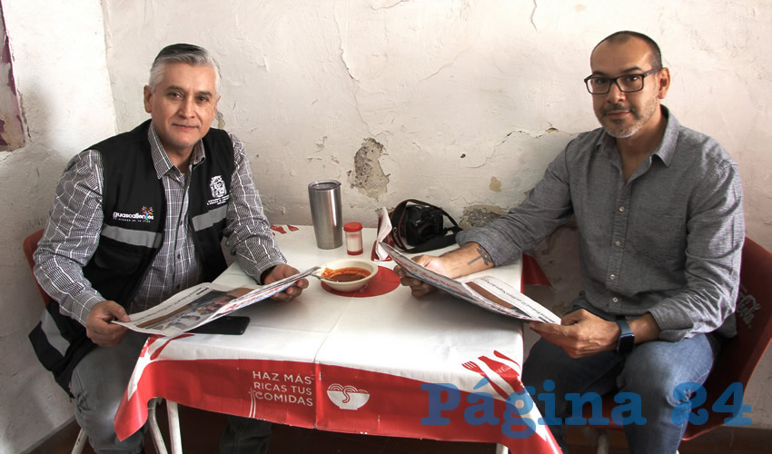 Grupo de personas desayunando.