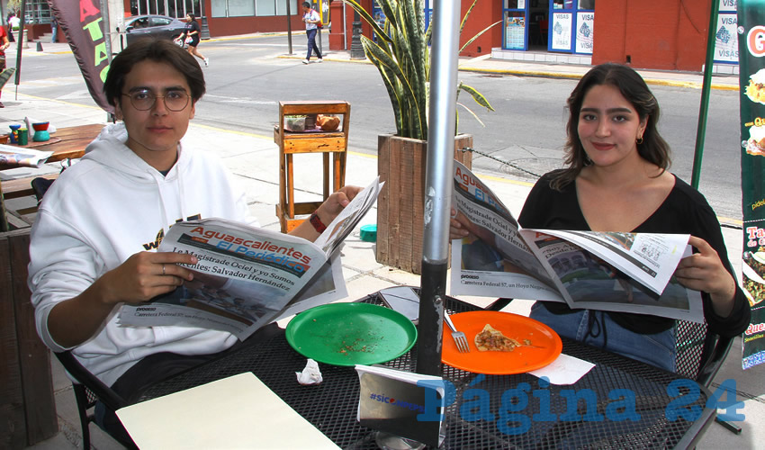 Grupo de personas desayunando.