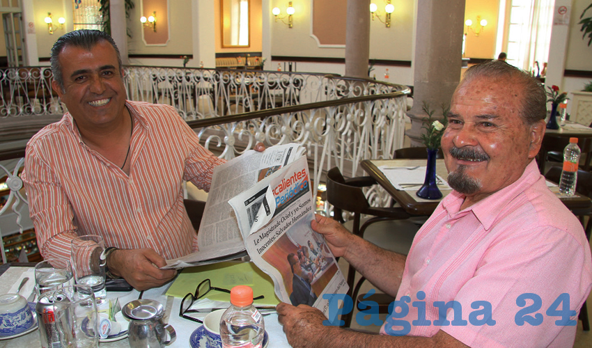 Grupo de personas desayunando.