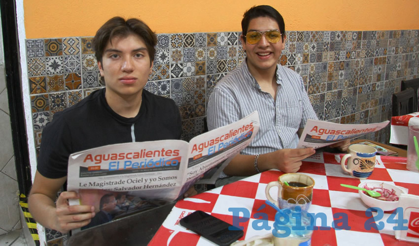 Grupo de personas desayunando.