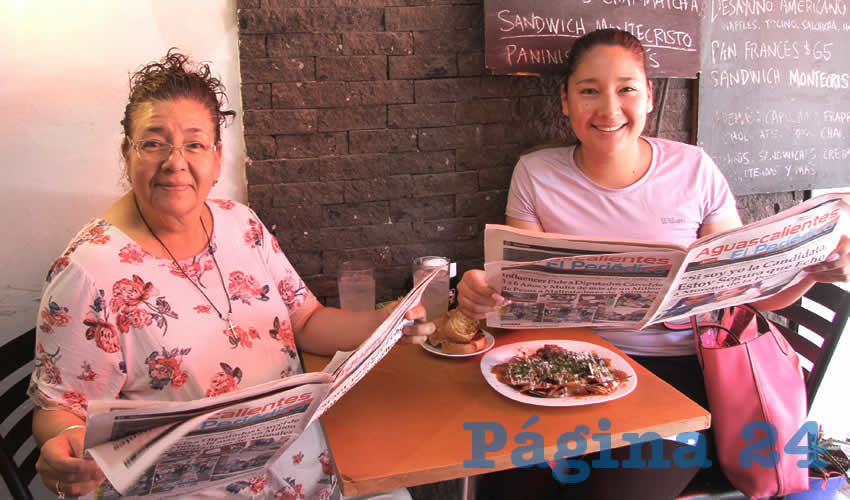 Grupo de personas desayunando.