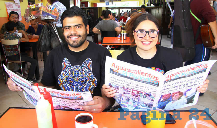 Grupo de personas desayunando.