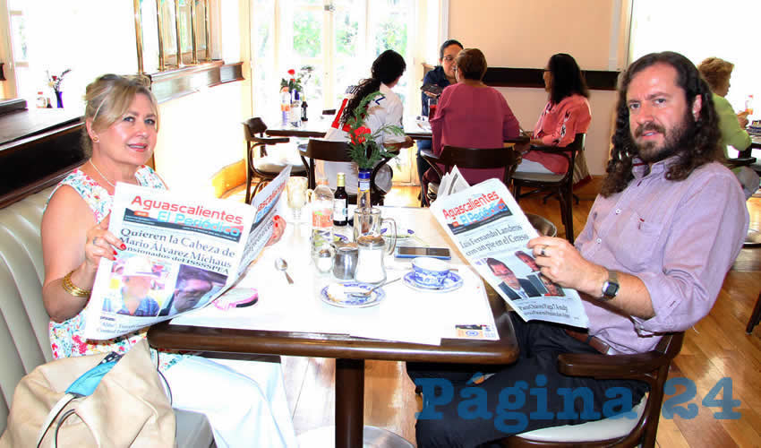 Grupo de personas desayunando.