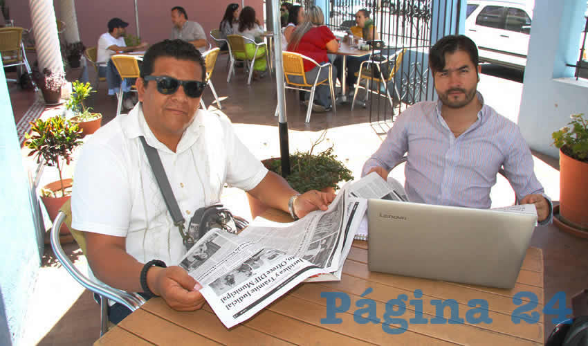 Grupo de personas desayunando.