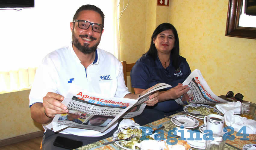 Grupo de personas desayunando.