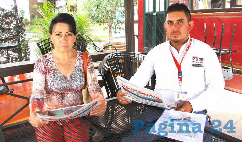 Grupo de personas desayunando.