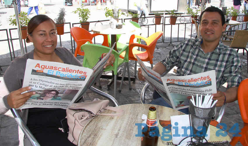 Grupo de personas desayunando.