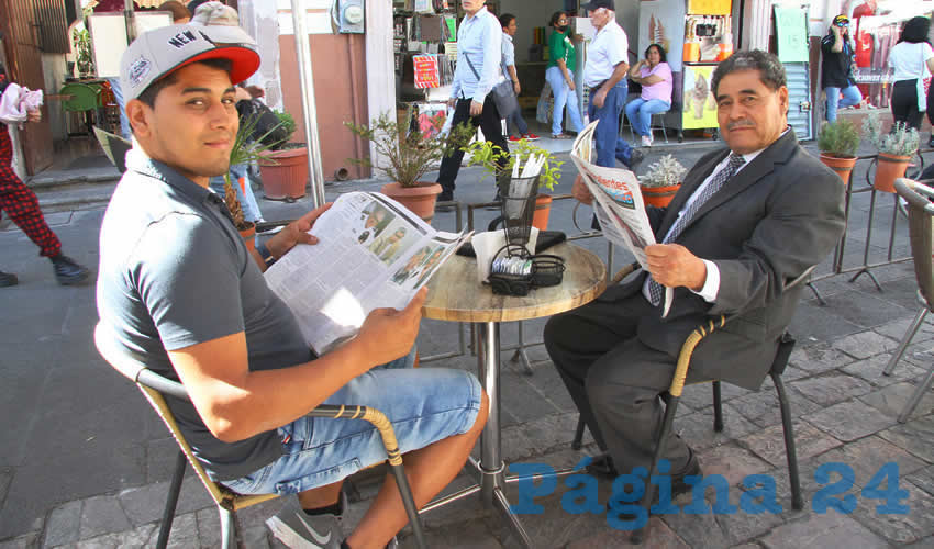 Grupo de personas desayunando.