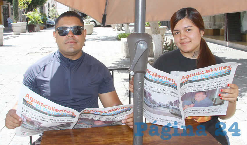 Grupo de personas desayunando.