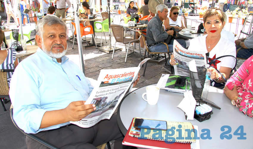 Grupo de personas desayunando.