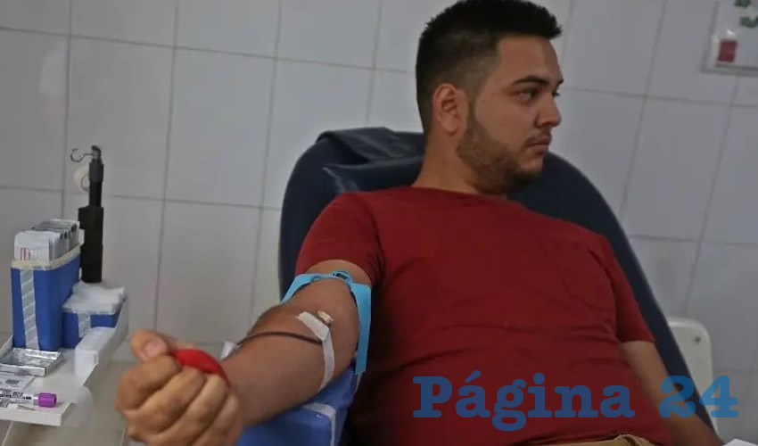 Fotografía de una persona donando sangre o haciendo una donación de sangre.