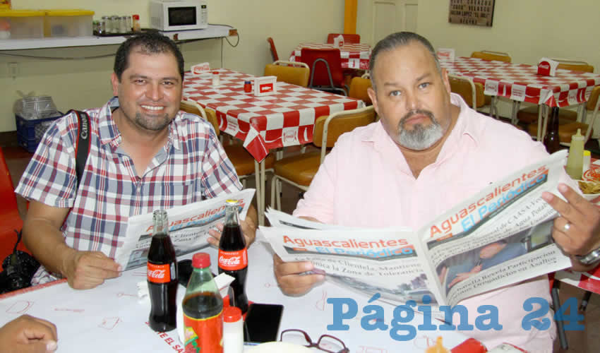 Grupo de personas desayunando.