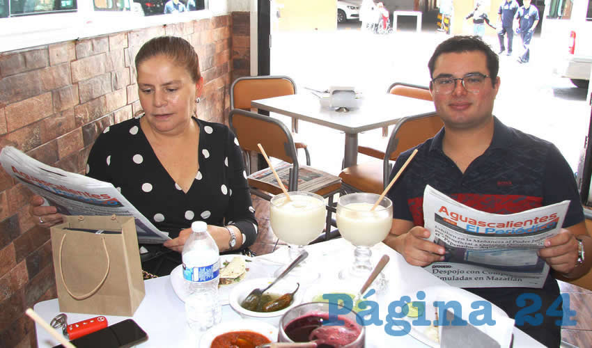 Grupo de personas desayunando.