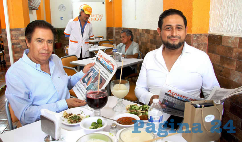 Grupo de personas desayunando.