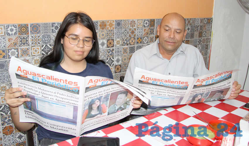 Grupo de personas desayunando.