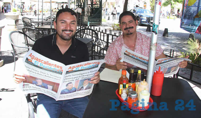 Grupo de personas desayunando.