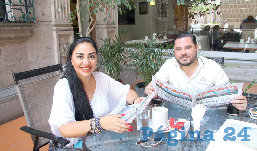 Grupo de personas desayunando.