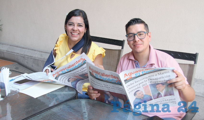 Grupo de personas desayunando.