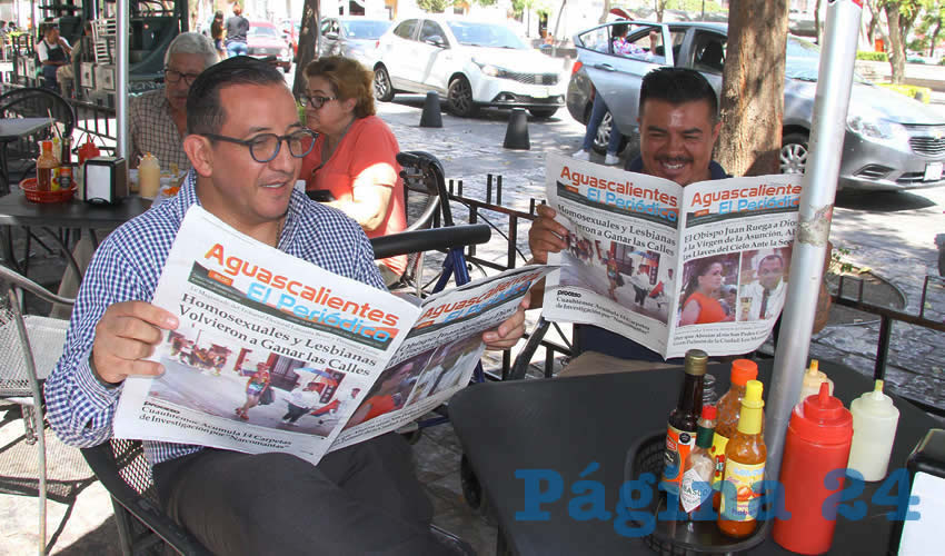 Grupo de personas desayunando.