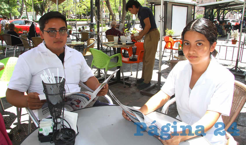 Grupo de personas desayunando.