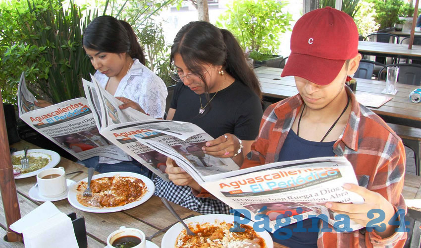 Grupo de personas desayunando.