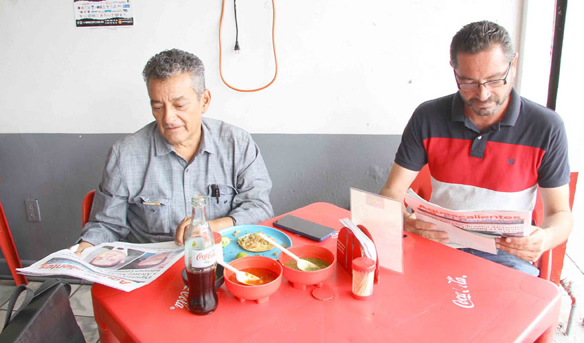 Grupo de personas desayunando.