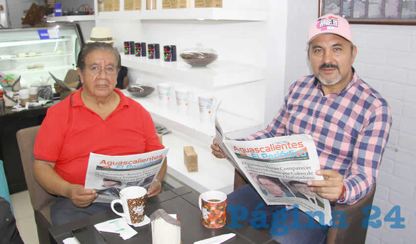 Grupo de personas desayunando.