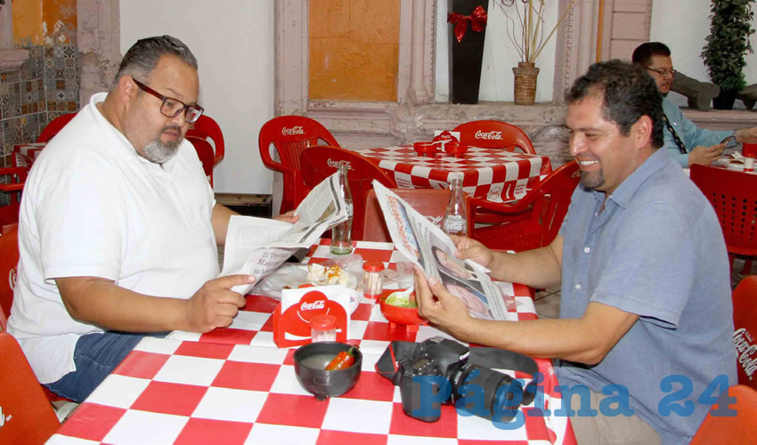 Grupo de personas desayunando.