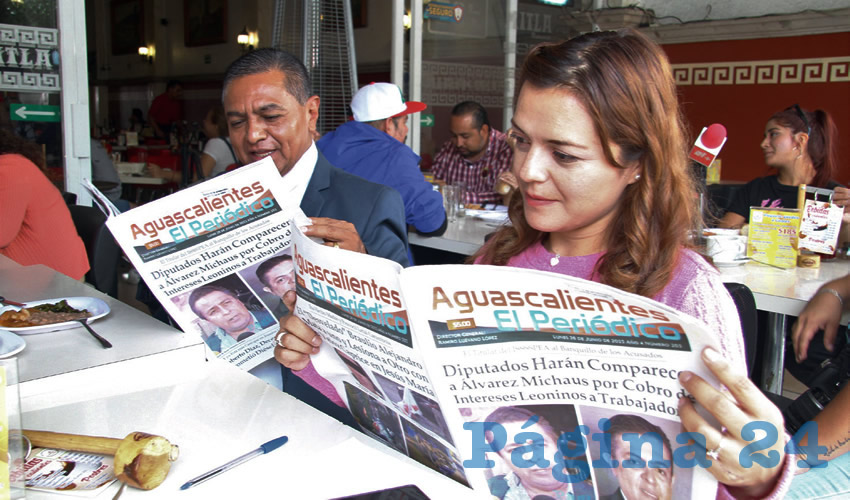 Grupo de personas desayunando.